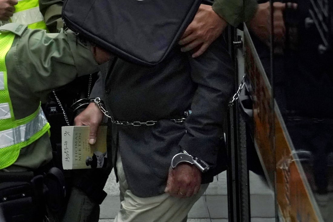 JimmyLai-ArrivesAtHongKongCourt-2021-0209-AP_21040167201212-Handcuffed-Holding7StoreyMountain-ChainedArounWaist-APPhotoCLASHKinCheung-1100x733px